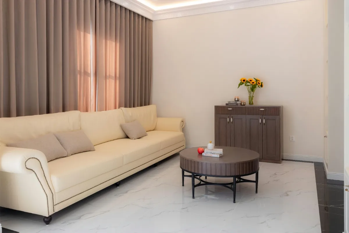 phòng khách tone be tối giản