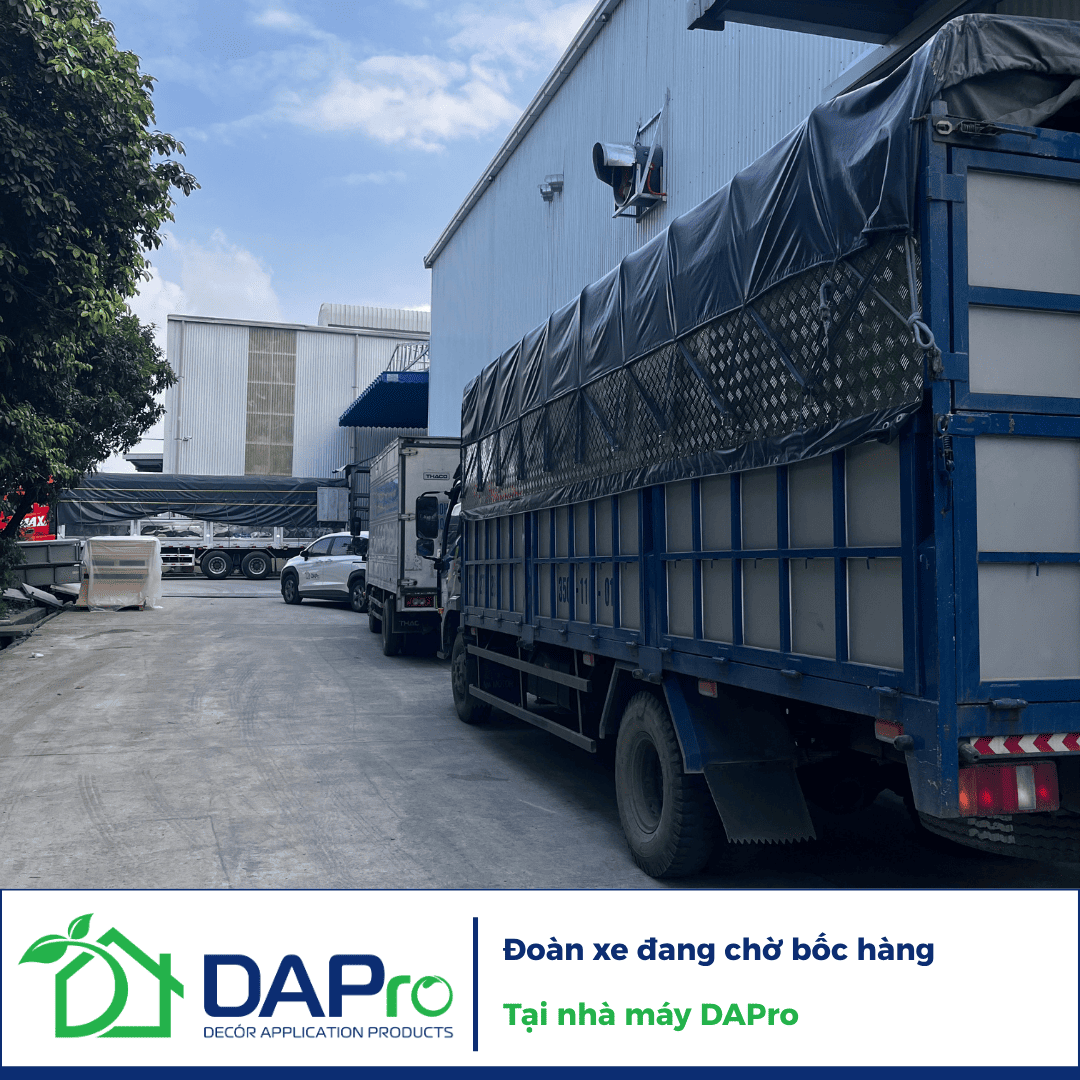 xe-dang-doi-boc-hang-tai-nha-may-dapro